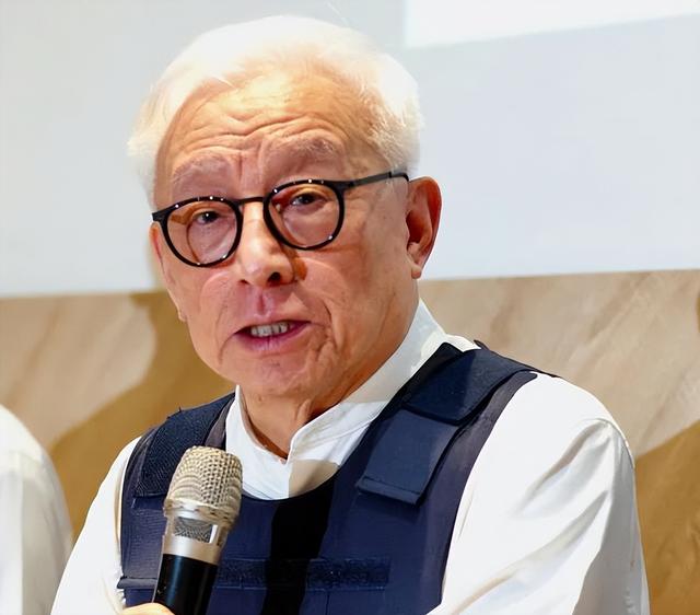 曹兴诚周玉蔻商业互吹,台媒讽:变色龙格调相近,难怪你侬我侬