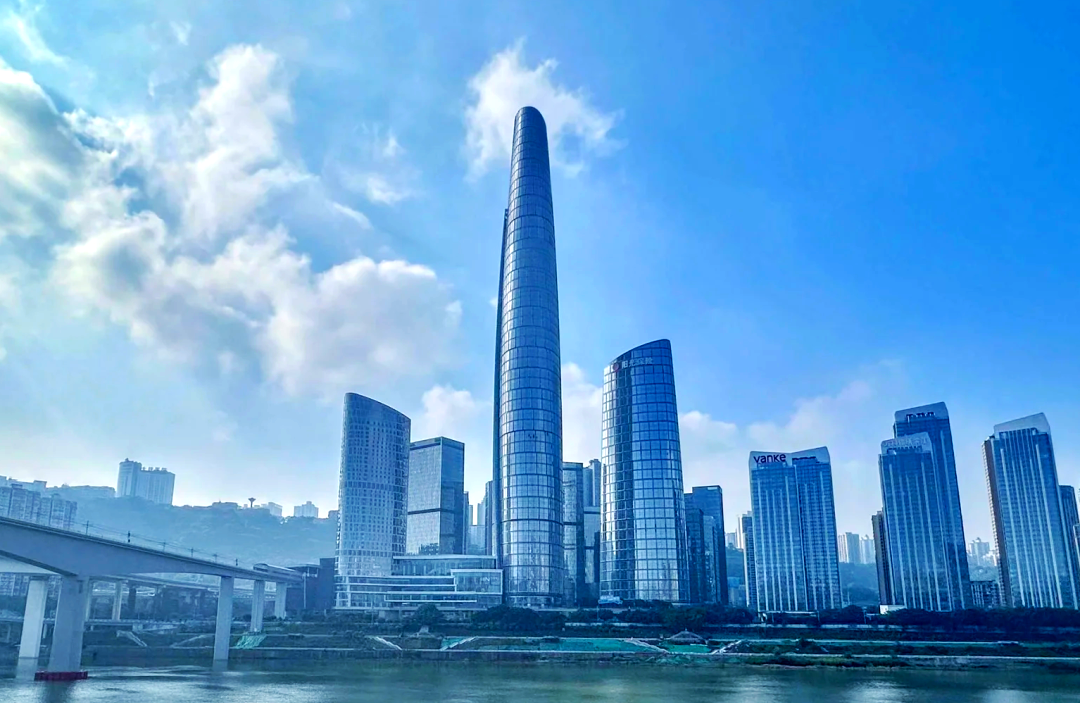 重庆第一高楼陆海国际中心即将竣工,实景图展现壮丽建筑风采