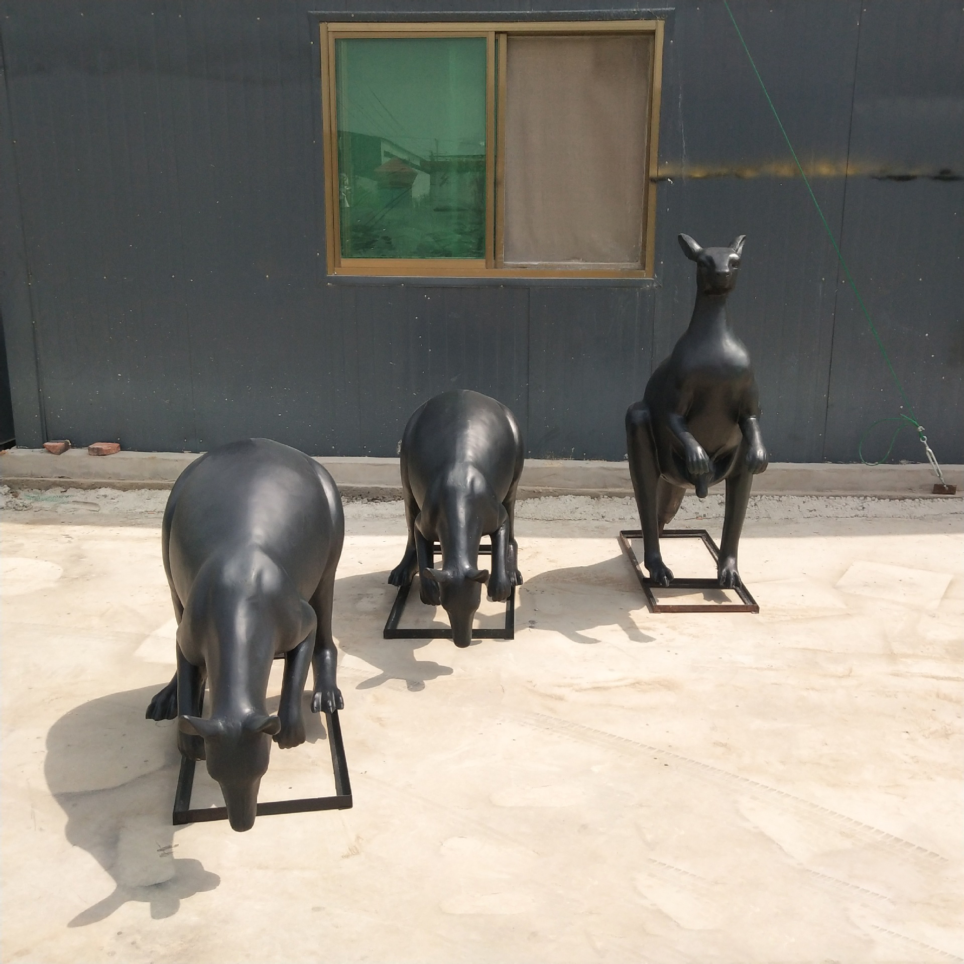 袋鼠自由之美:勇敢的铜雕