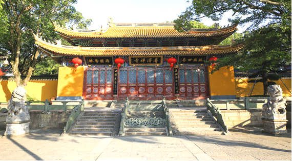 普陀山上普济寺关闭的大门里究竟隐藏着什么样的故事?