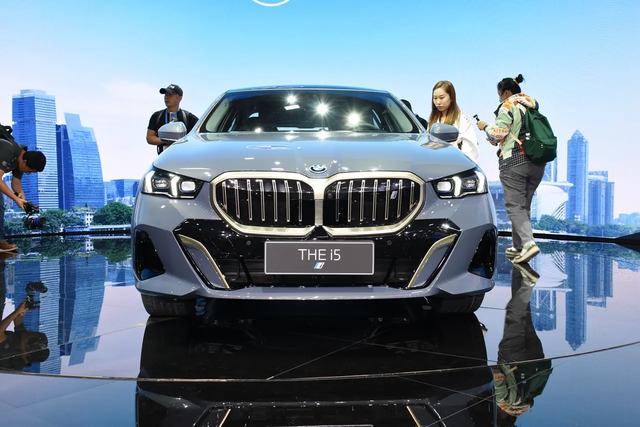 宝马i5广州车展亮相:车长超5米,配备"大彩电",你喜欢吗?