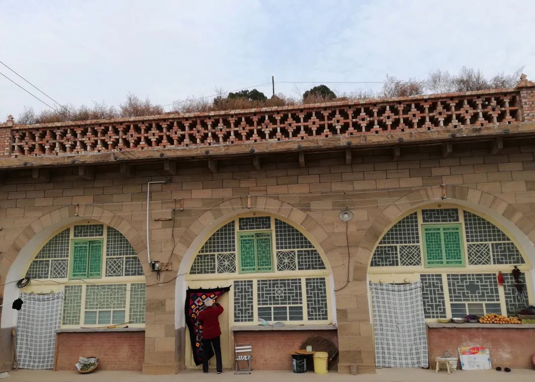 大儿子家是一个三孔窑洞的小院,她住中间一孔,门上挂着漂亮的绣花帘子