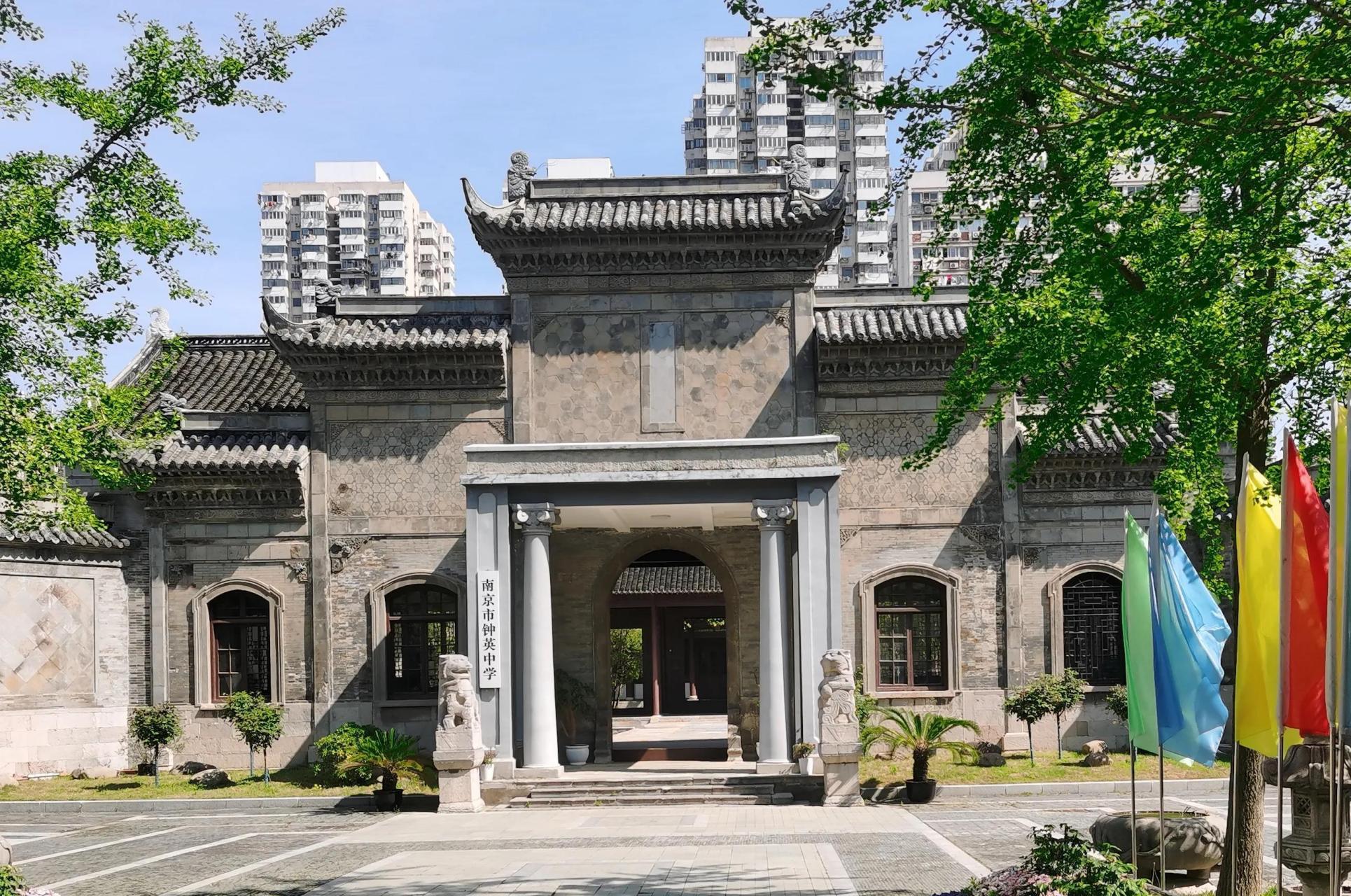 南京市九条巷曾公祠是光绪帝为纪念曾国荃,下令建造的,主要建筑为三进