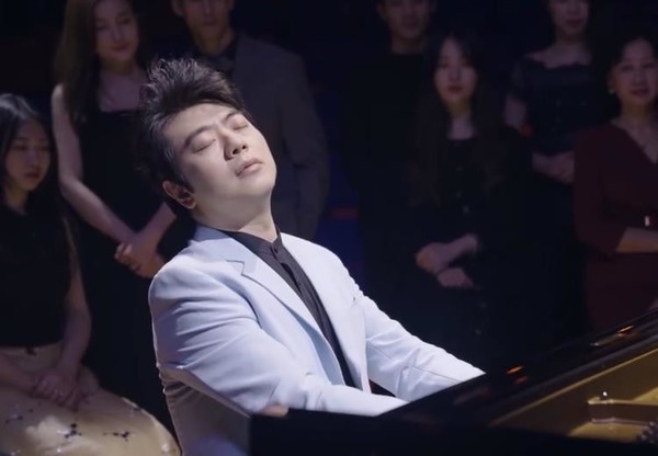 追赶李云迪的郎朗,曾被骂得比李云迪还惨,如今穷小子逆袭,赢了