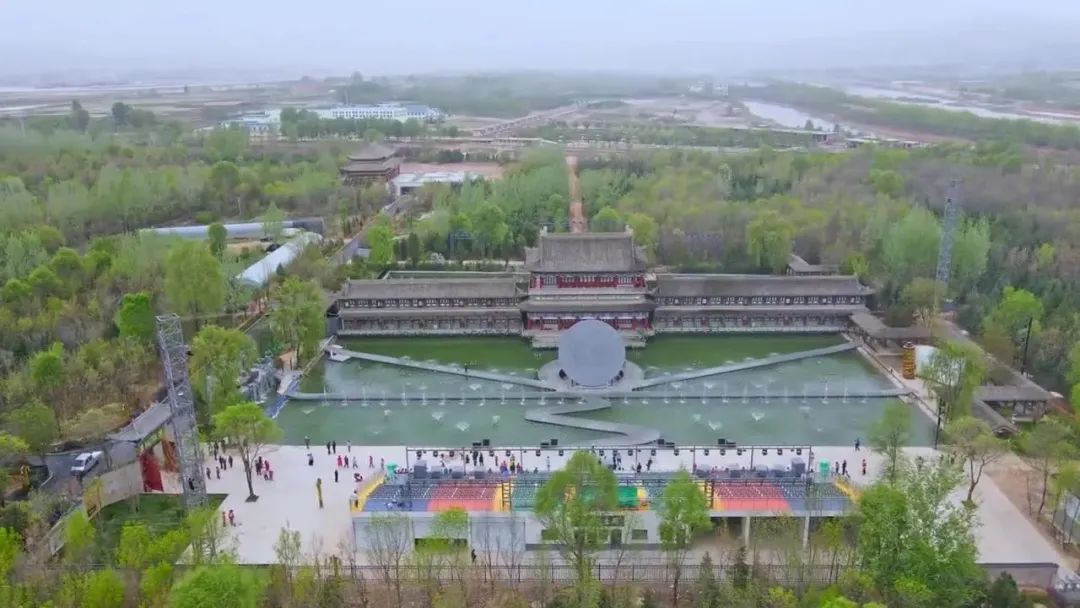 中诗意悠然有以小见大的精致意味亭台水榭,弯弯拱桥景区依湖而建临洮