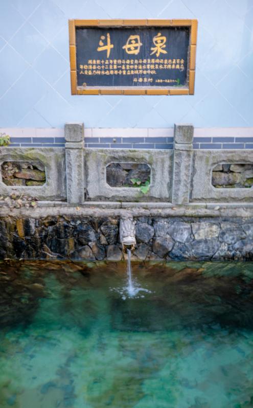 济南斗母泉:四季涌水 高山源泉