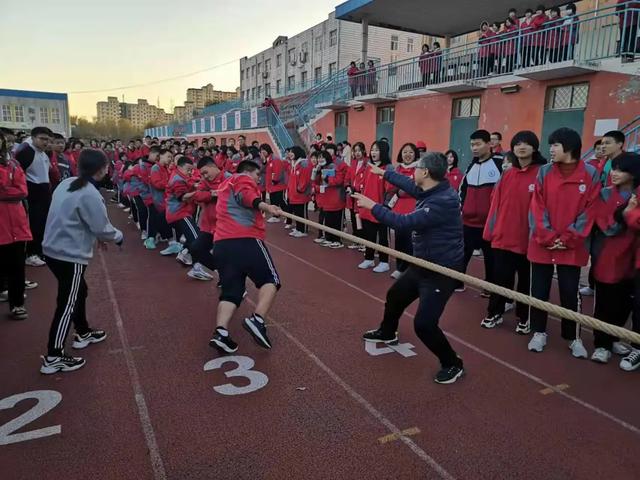 内丘二中举办"阳光运动 力拔山河"拔河比赛