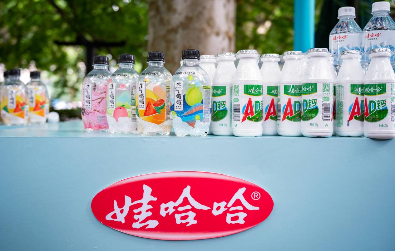 两位饮料界的大佬人物,先后登顶首富榜,如今身家相差4000亿