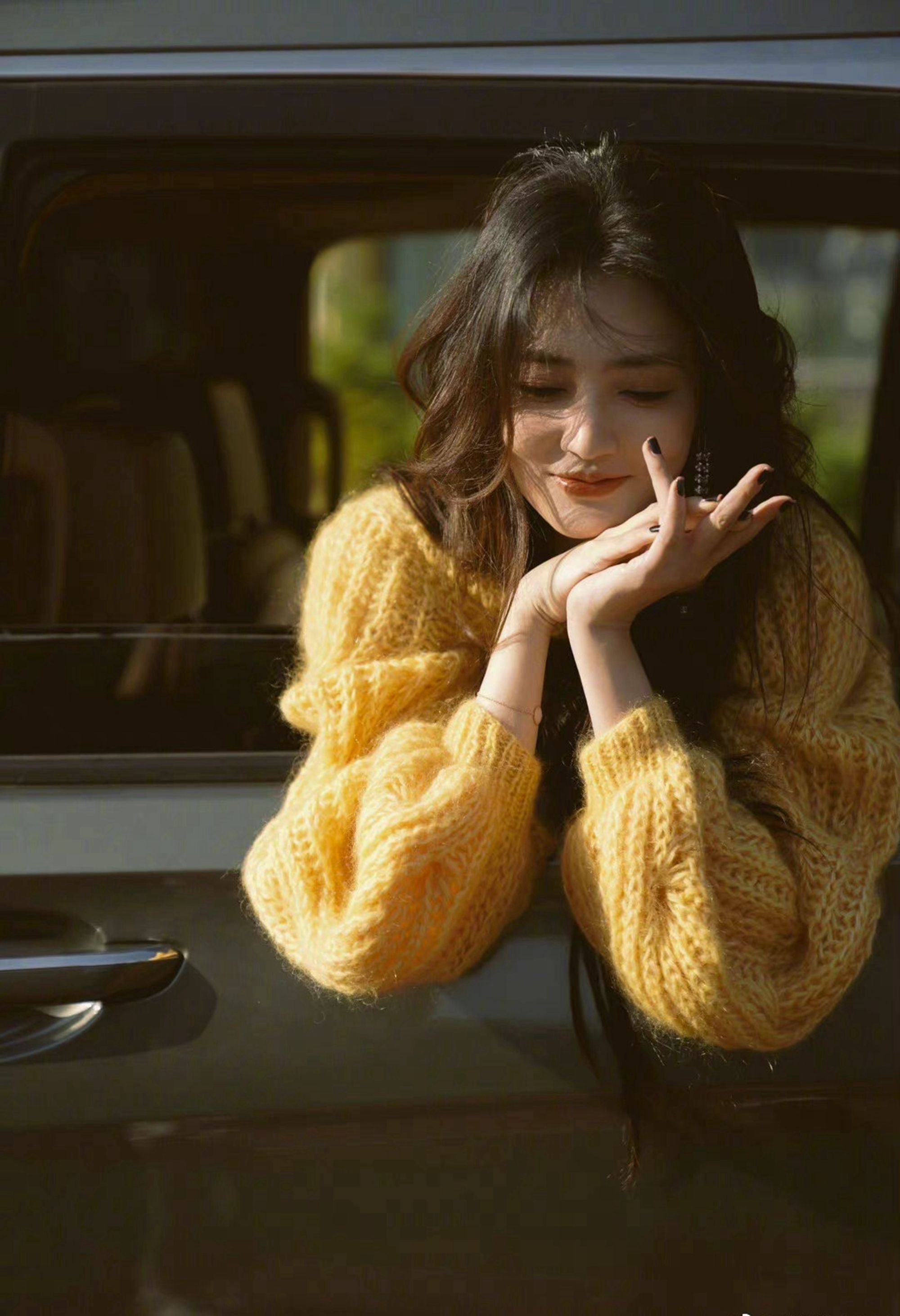 徐璐长发飘飘黄色线衣优雅写真