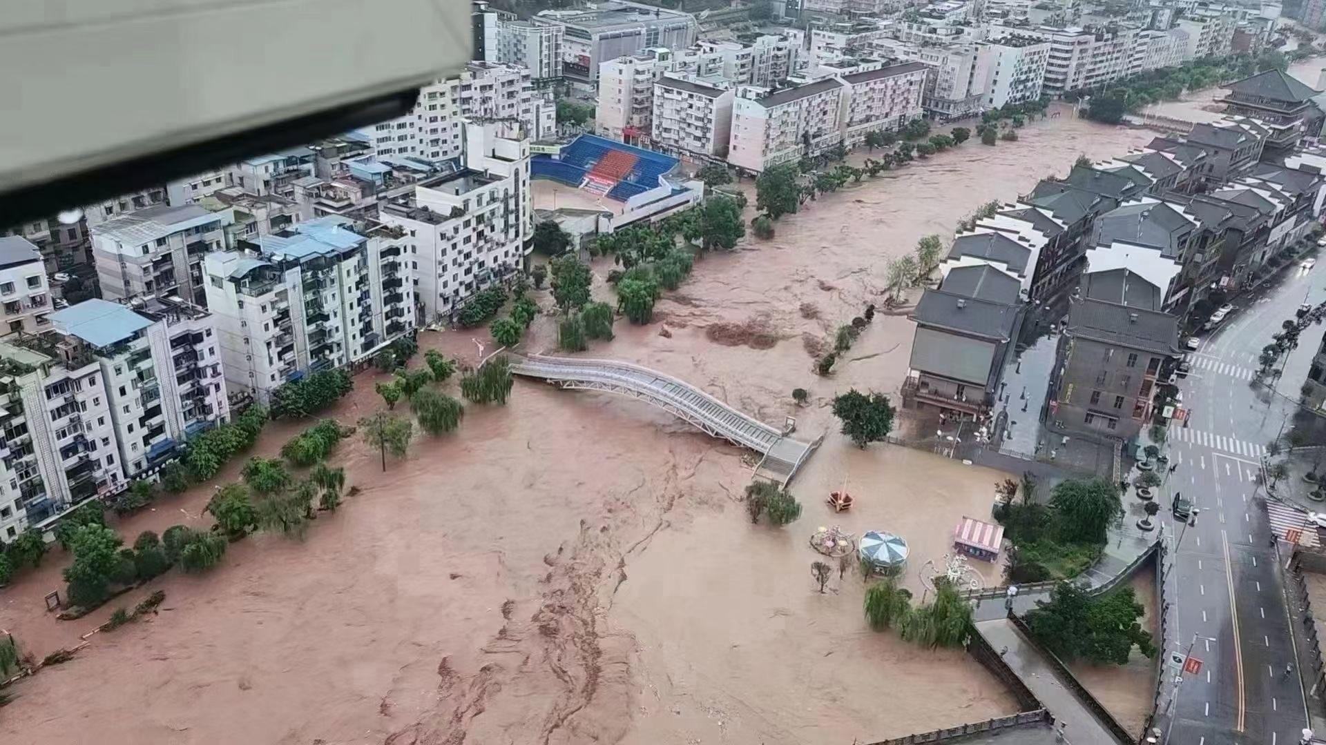 四川古蔺遭暴雨袭击 多处路段水毁塌方,多辆车被冲走