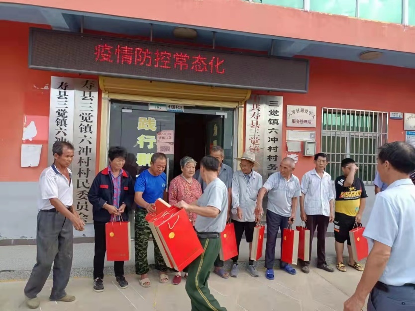 寿县三觉镇:中秋送月饼,情暖民众心