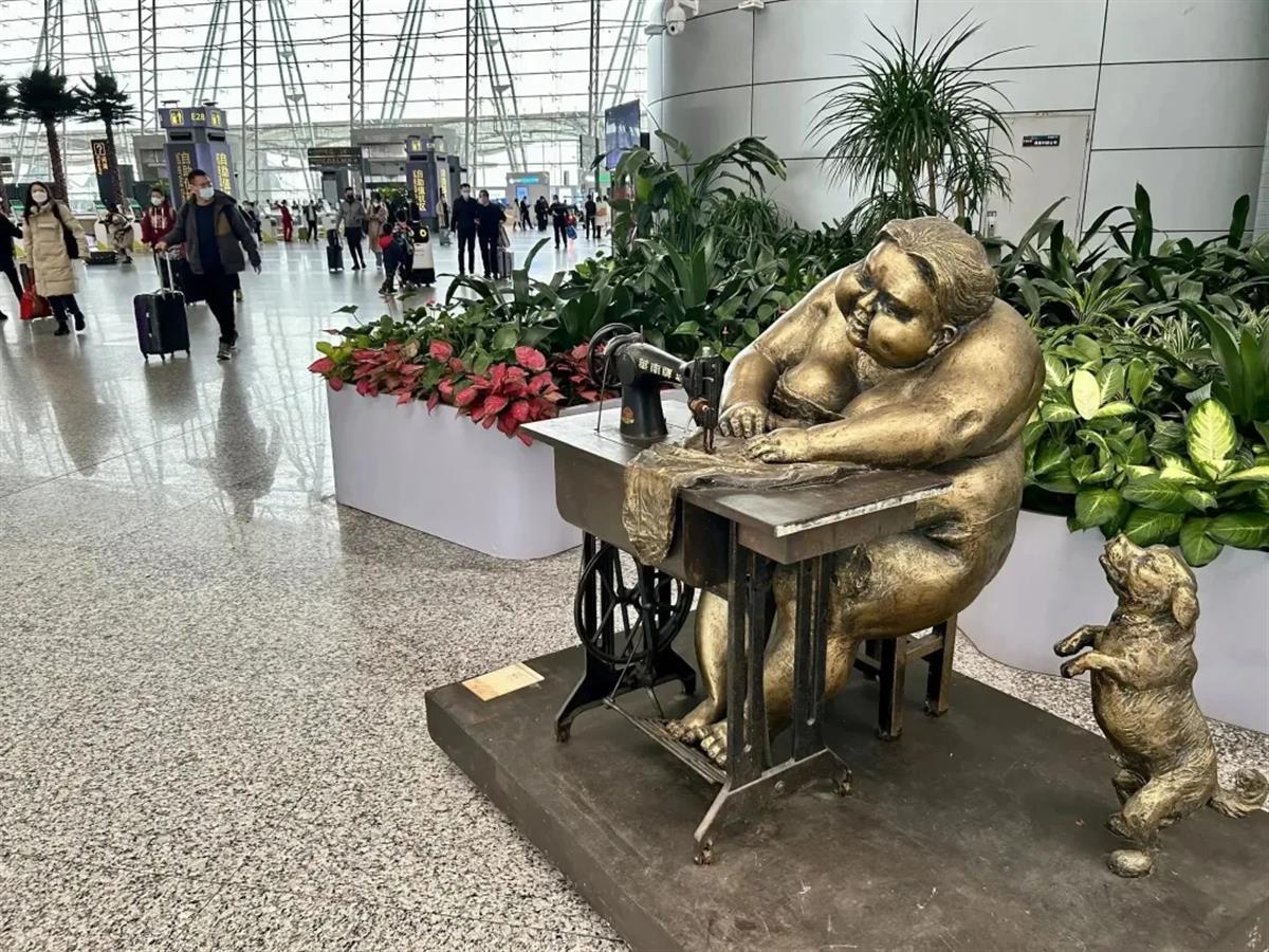 机场大厅“胖女”造型遭吐槽，雕塑院回应-第1张-资讯-新知网