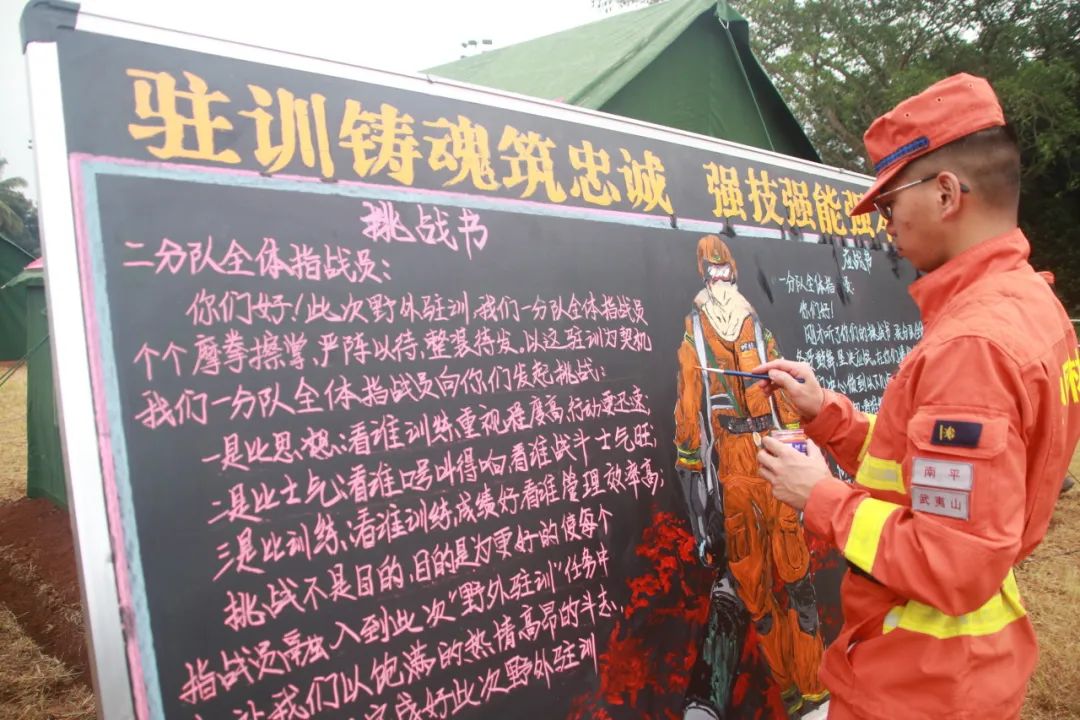 抵达驻训场地后,筹备组基层分头行动,同步落实,通过竖展板,出板报,立