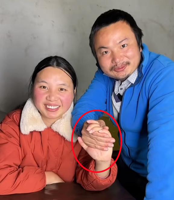 牛爱芳夫妇甜蜜晒照,小春花手指白皙脸发福,被嘲不像苦命人