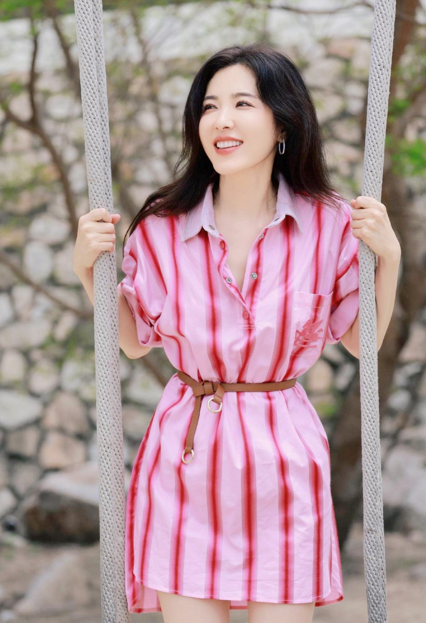 曾黎今天一身粉色连衣裙现身!