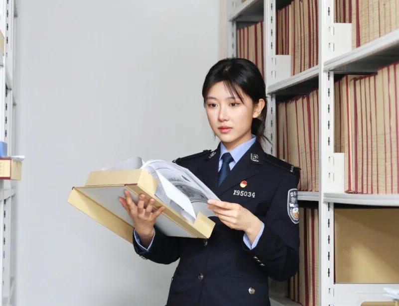 快看,上了央妈抖音热搜的青岛美女警花在市南!