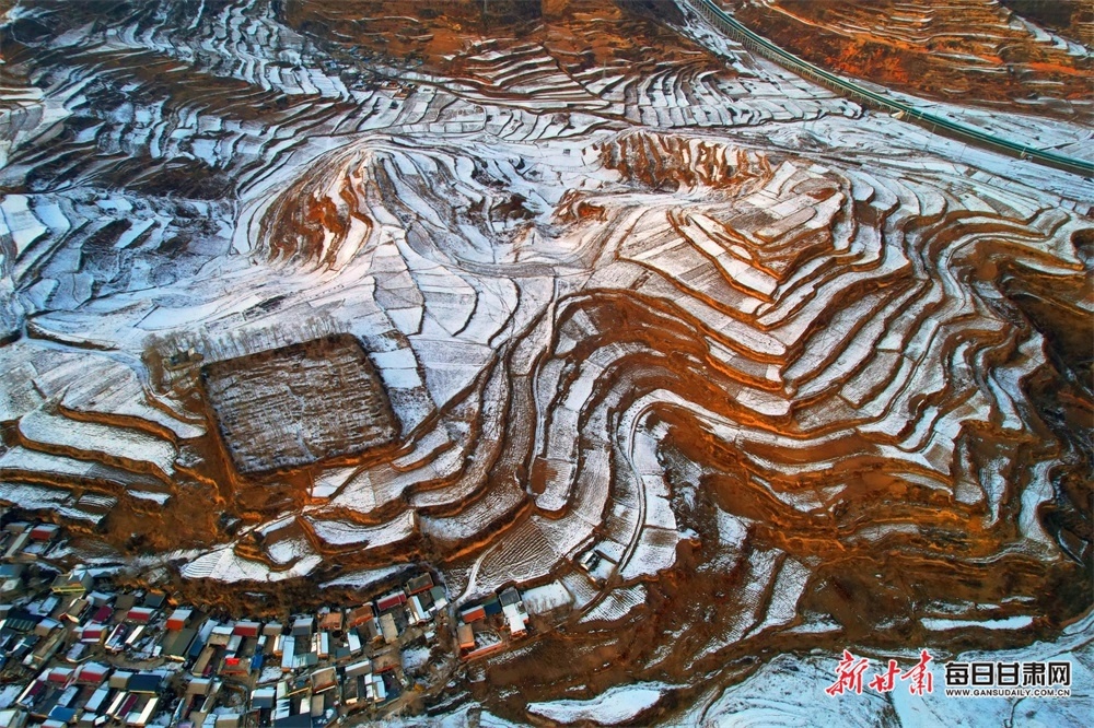 田野山川静美 雪地蓝天相映 冬日岷县麻子川镇如画