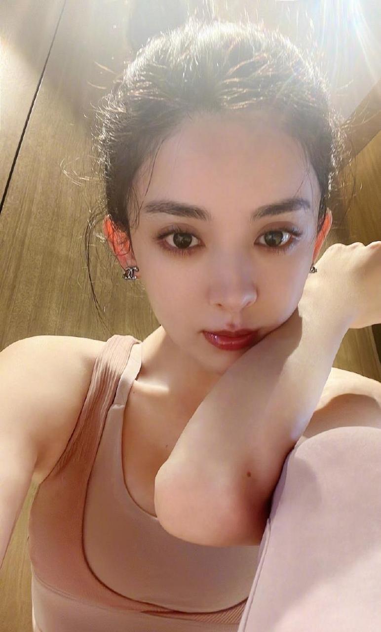 古力娜扎晒九宫格健身照# 3月3日下午,古力娜扎晒出了一组健身美照.