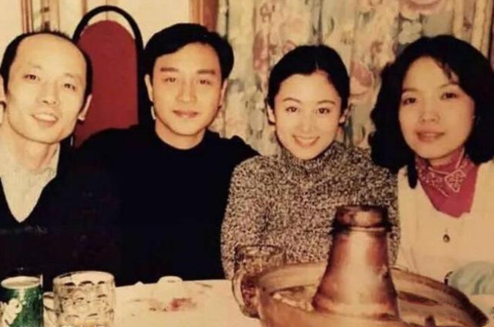 25年前,葛优和张国荣的一张合照,中间的女人惊艳了一个时代