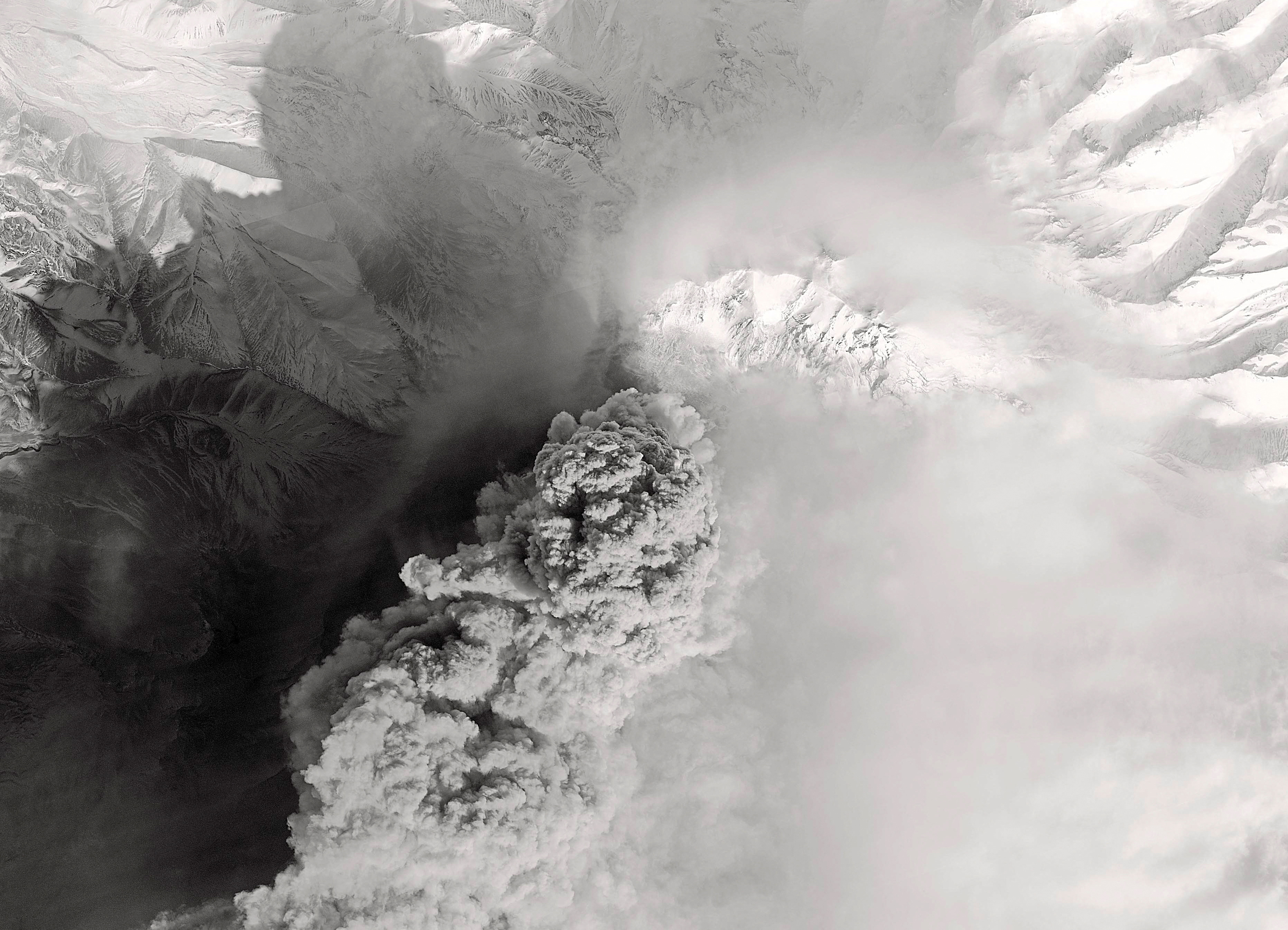 俄罗斯希韦卢奇火山继续喷发