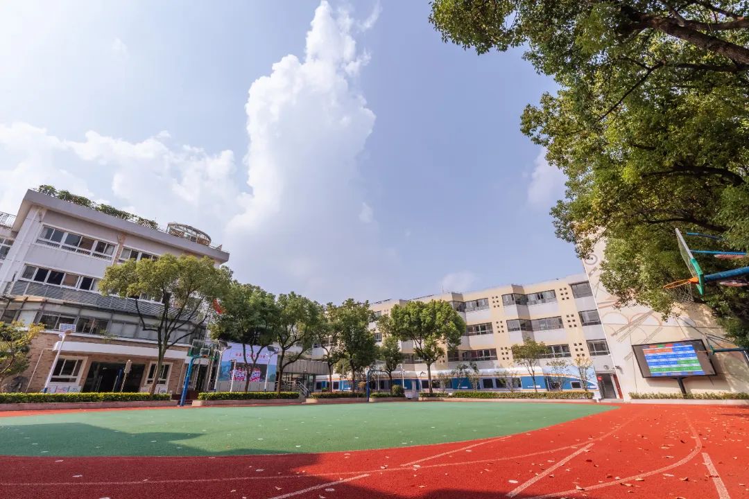 除此次被评为"中小学人工智能教育基地",学校还拥有上海市科技特色校