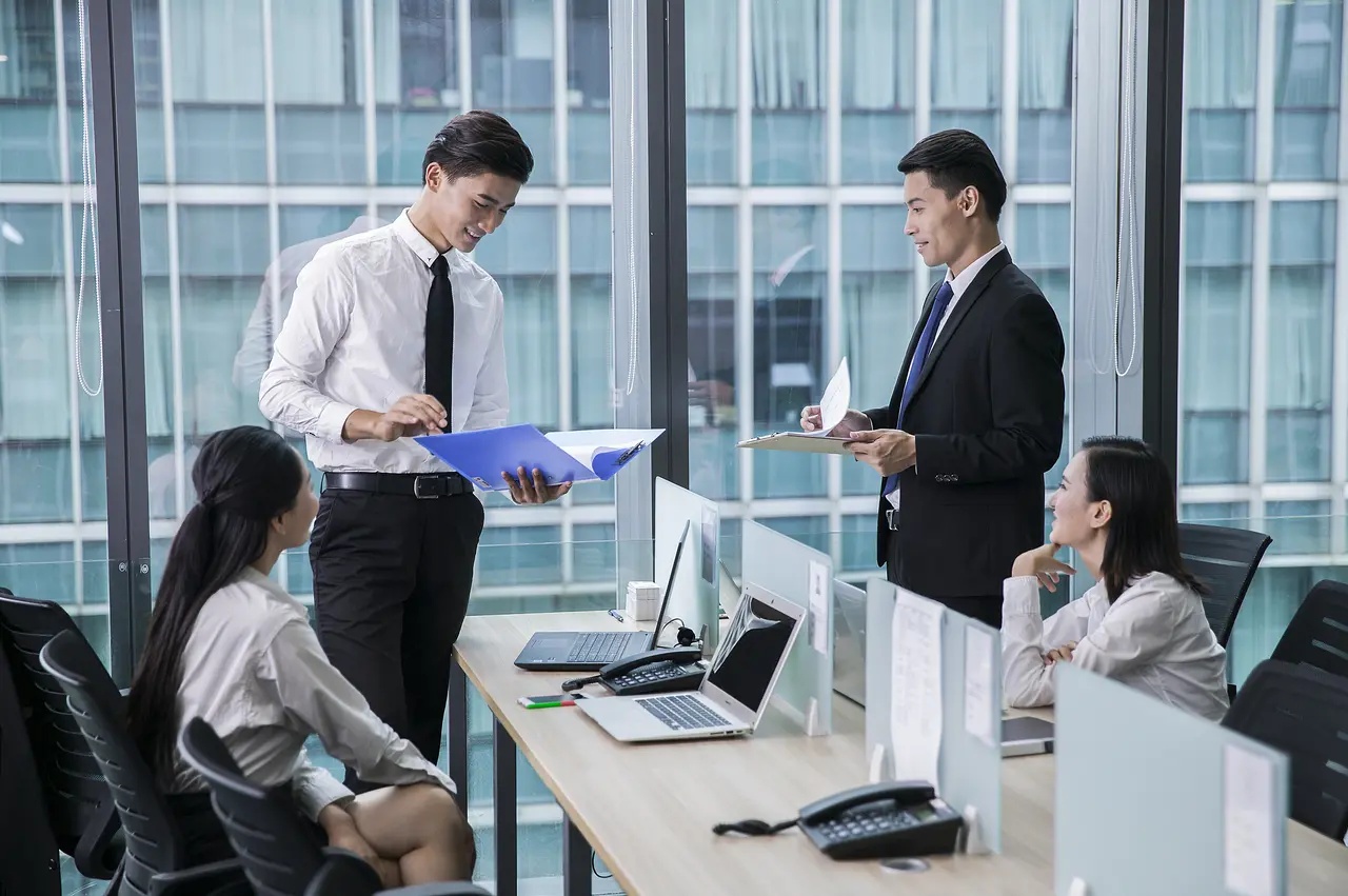 销售员签500万合同,因得不到技术支持挨骂,"装怂"后意外升职