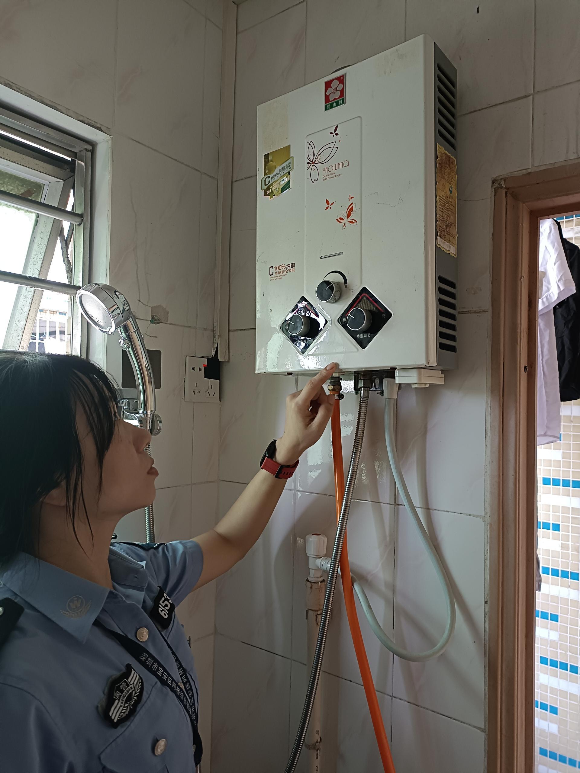 宝安松岗:直排式热水器,拆!有人倒地,救!