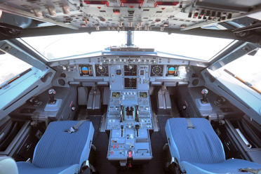 离谱！航班超售 空客A321机长直接让两位乘客坐进驾驶舱