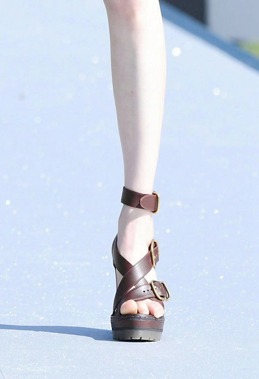 宋轶穿高跟凉鞋的美腿