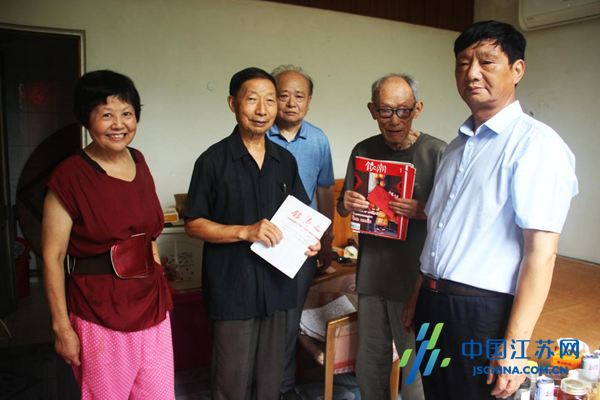 东台市南沈灶镇:炎炎夏日送清凉 浓浓关怀入人心