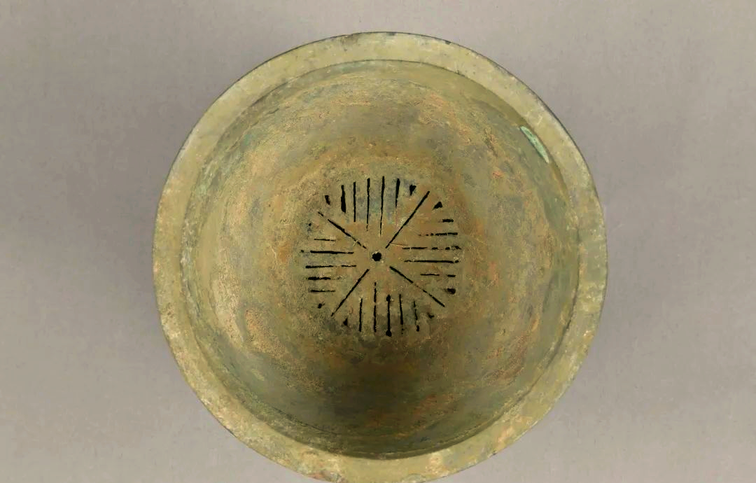 汉代铜釜甑:古代蒸煮器具的艺术见证