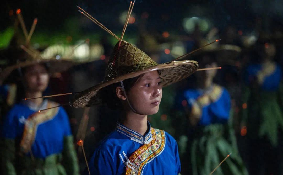 蓝田瑶族少女的成年礼仪式,古朴典雅又隆重