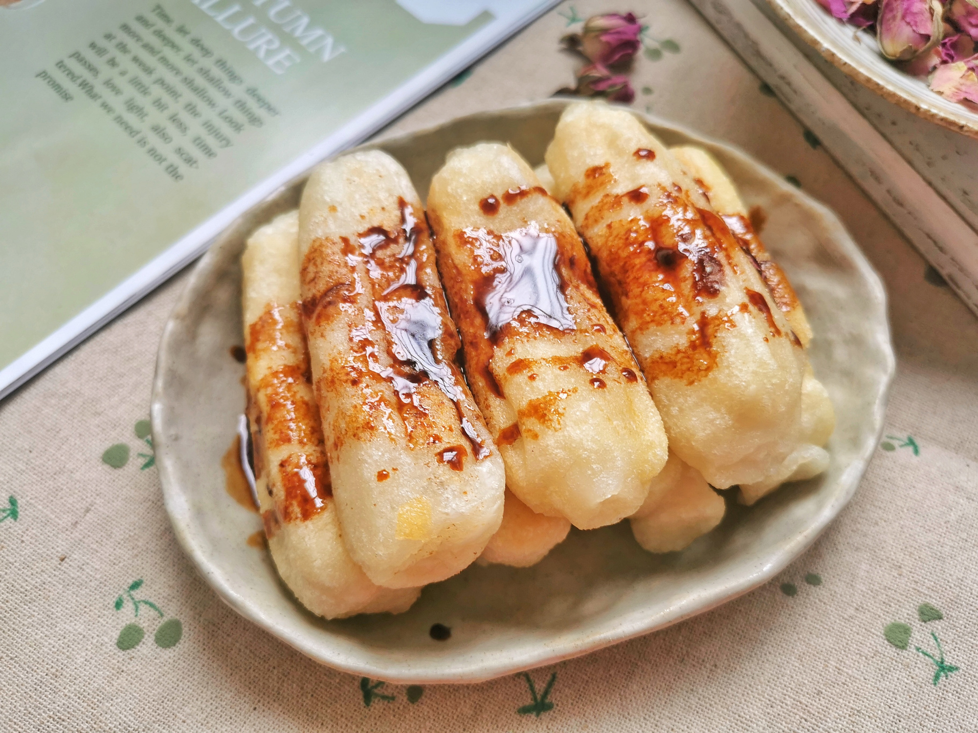 家里有糯米粉的,试试做手工糍粑,淋上红糖汁,比火锅店的都好吃