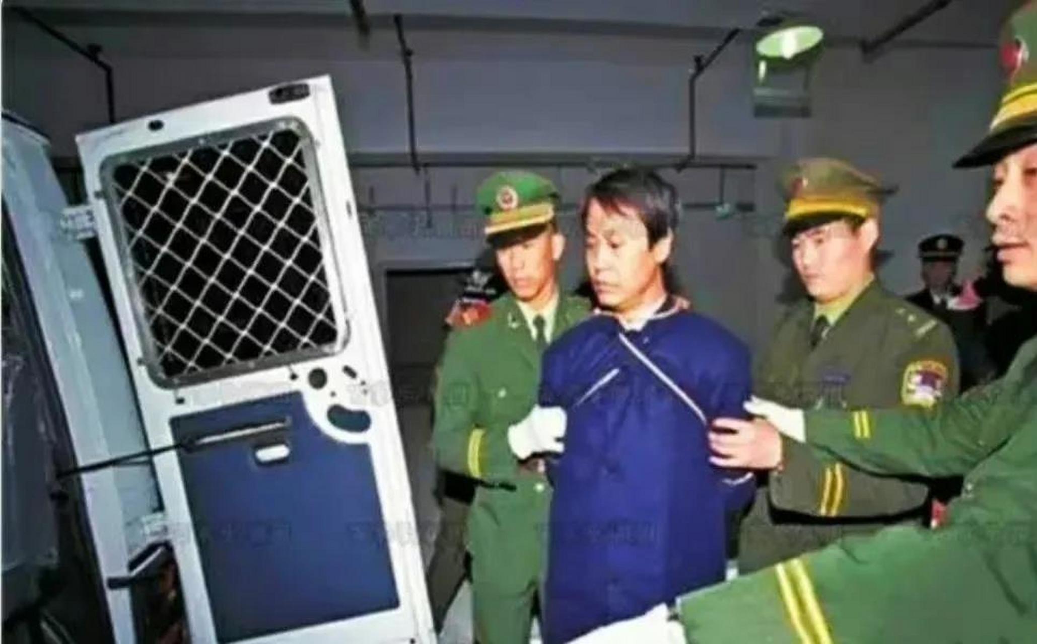 1998年12月5日,广州,张子强被押赴番禺刑场时的照片.