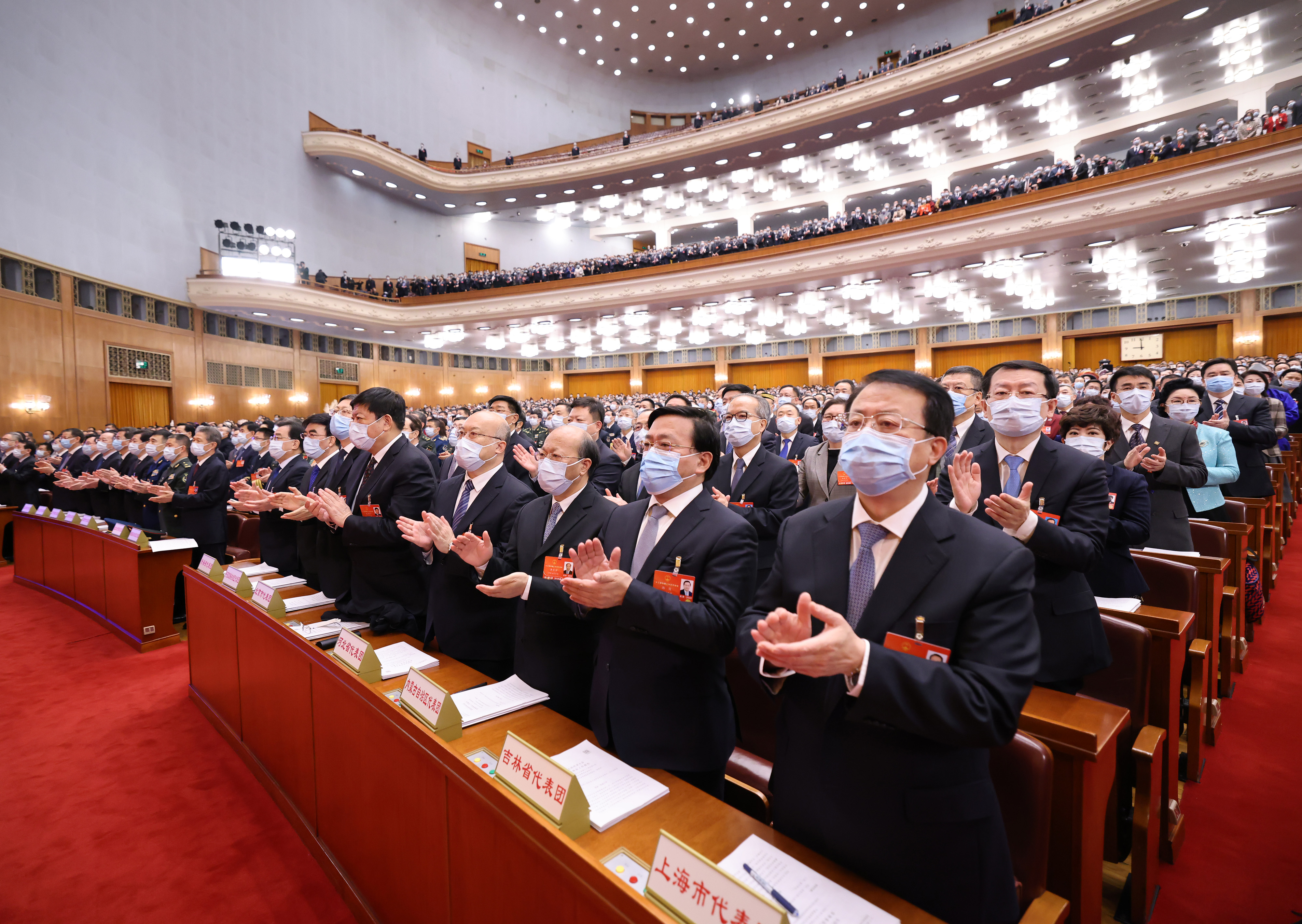 两会|十三届全国人大五次会议举行第二次全体会议