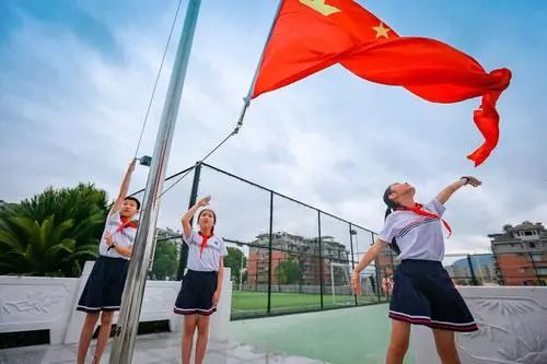 塔山中心小学二(3)班 魏琳萱佳作:难忘的升旗仪式