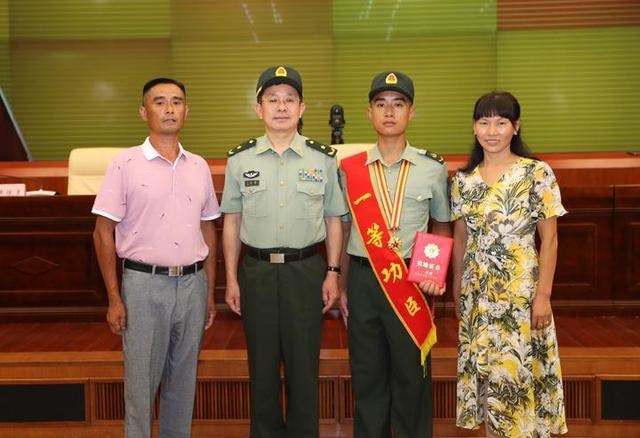 早安金华丨驻金部队战士王亮荣立一等功;多地叫停加油站扫码支付