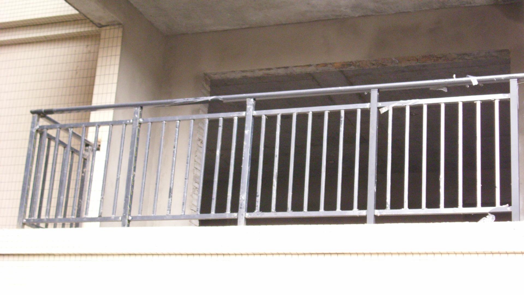 高层楼房阳台护栏标准图片