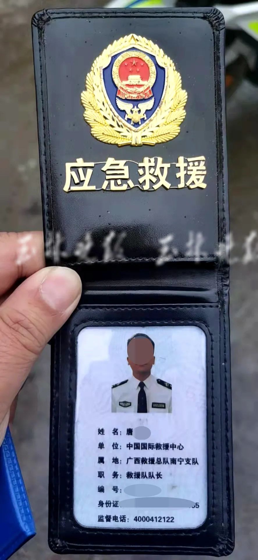 驾驶"警车",身穿制服,警灯闪烁…"救援队队长"竟是漏嘢
