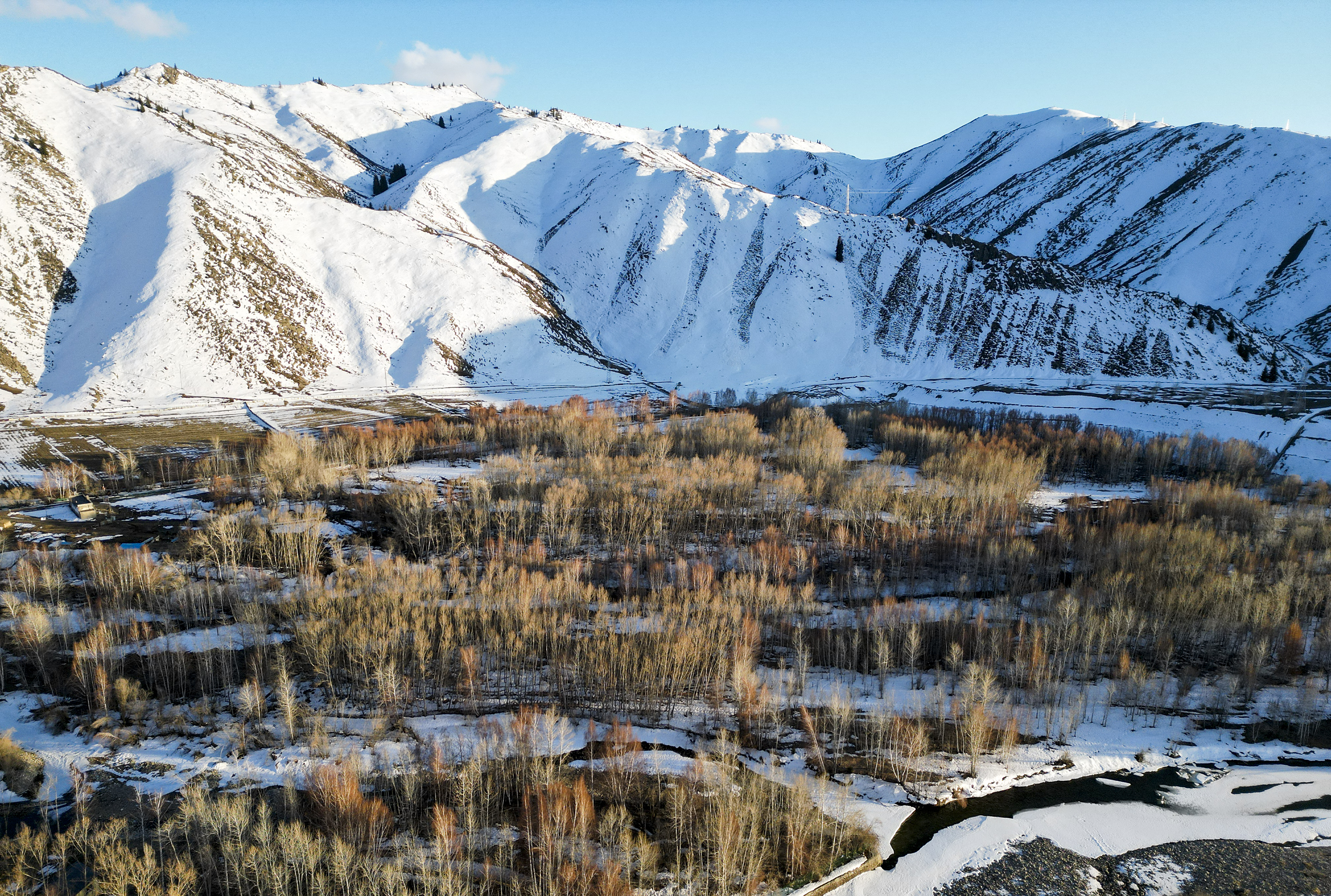 (新华全媒)四月,在新疆可可托海弄雪