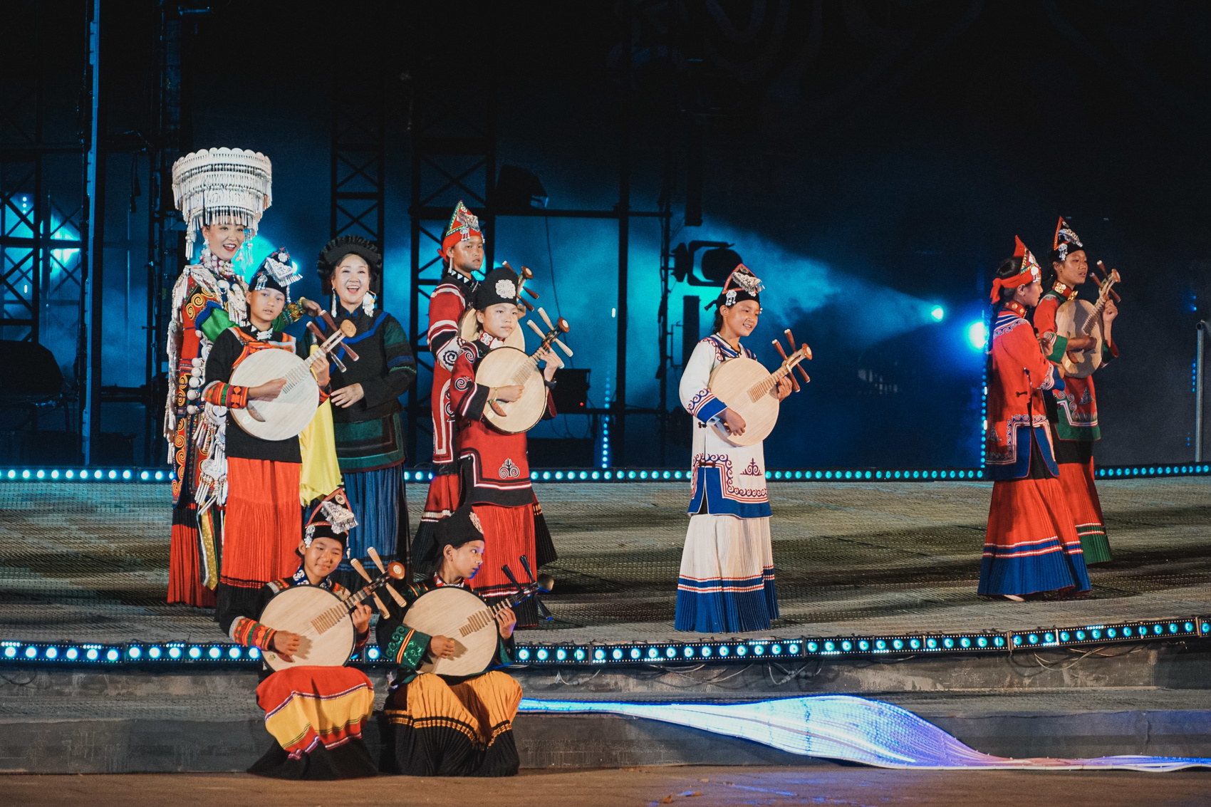 央媒看四川丨烟花,篝火,歌舞——彝族火把节燃起凉山旅游热