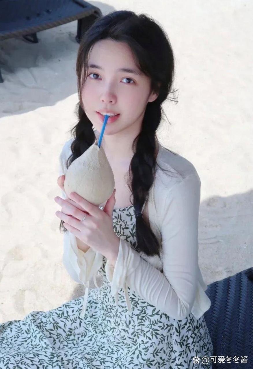 "小郭碧婷"之称最美尤克里里女神毛省曈