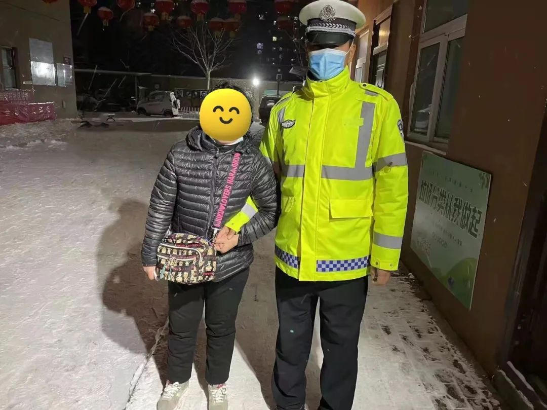 寒冷雪天暖人心丨交警正能量