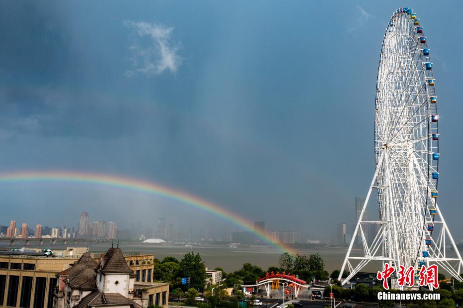 江西南昌雨后现"双彩虹"景象