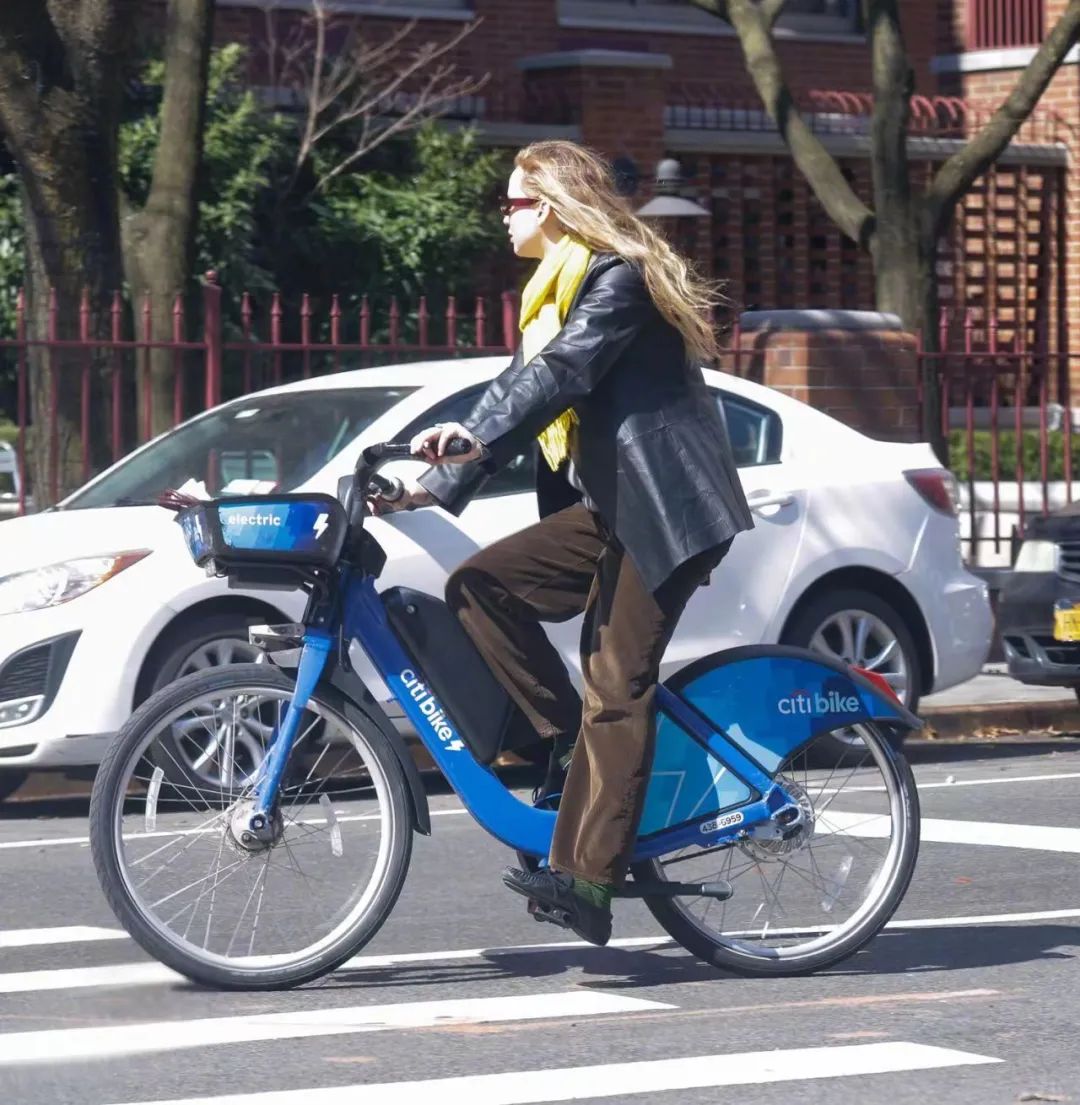 了～大表姐詹妮弗·劳伦斯纽约骑单车外出两个女神对松弛感不同的演绎