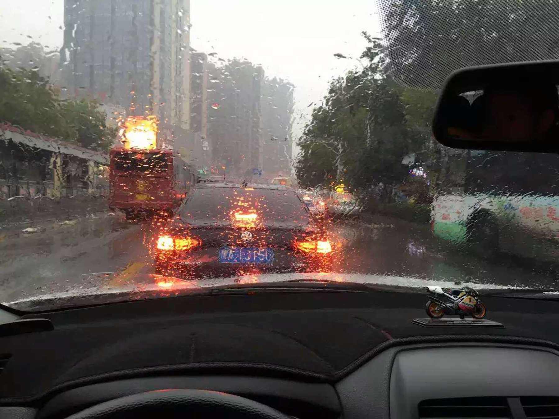 雨天驾驶机动车减速慢行的主要原因是什么?