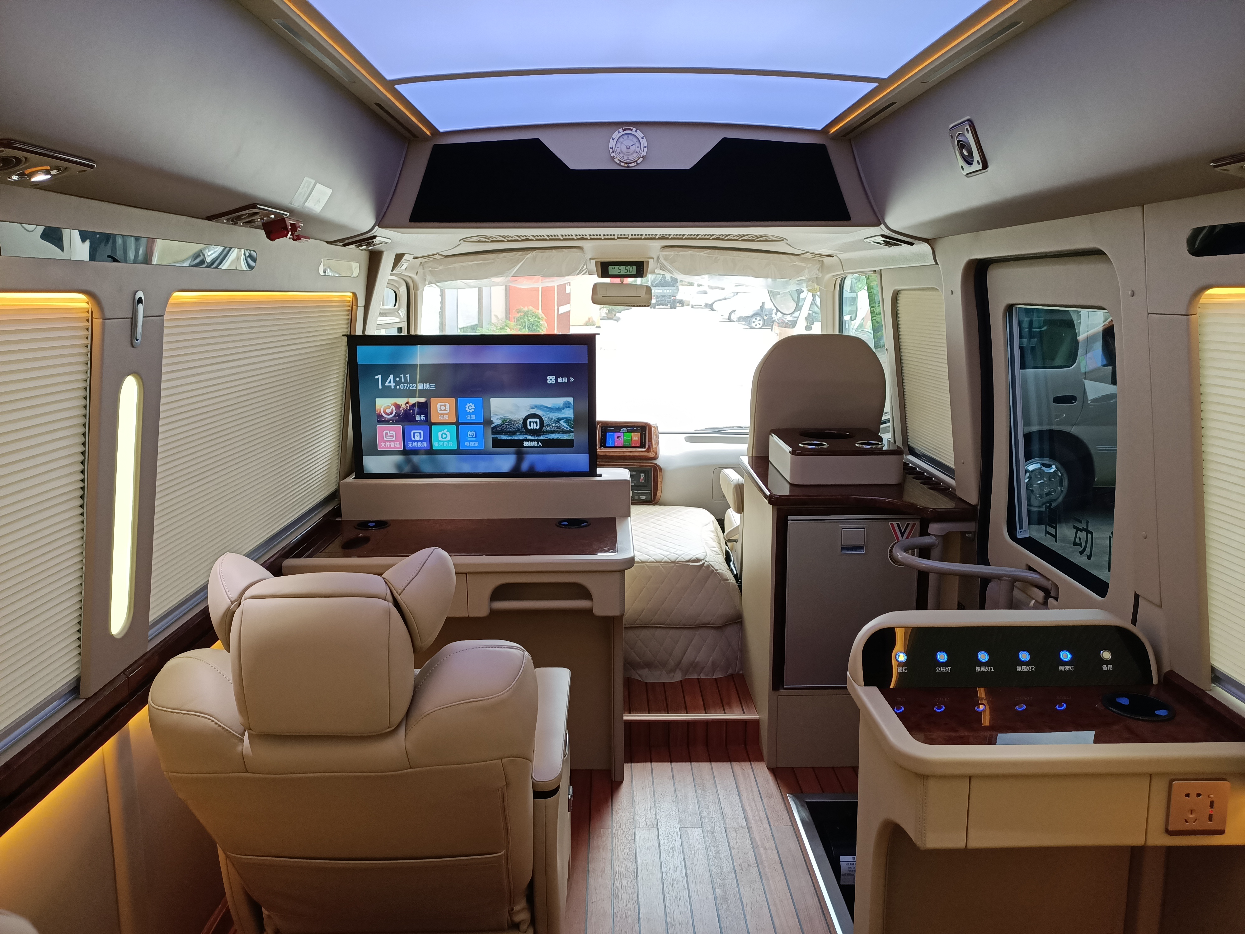 2022好评不断!丰田柯斯达15座行政陆地公务舱改装,尊贵享受!