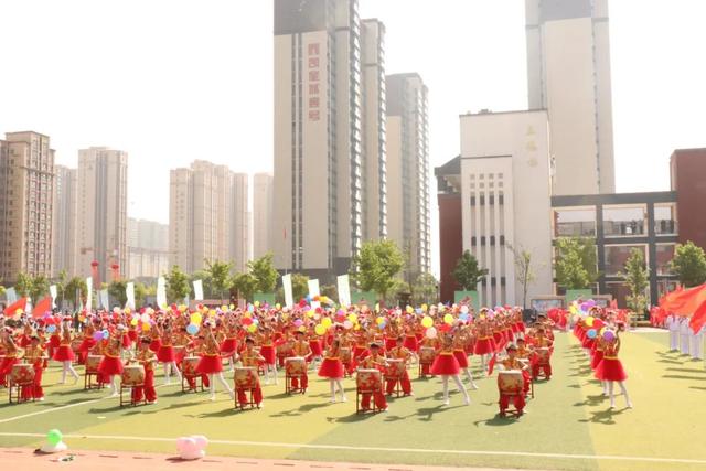 濮陽市衛河小學參加示範區首屆運動會開幕式展演取得圓滿成功