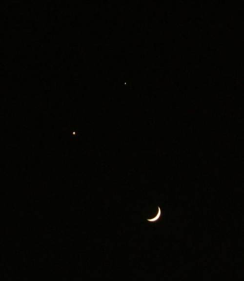 神奇一幕!"双星伴月"19日天空组"红眼笑脸"