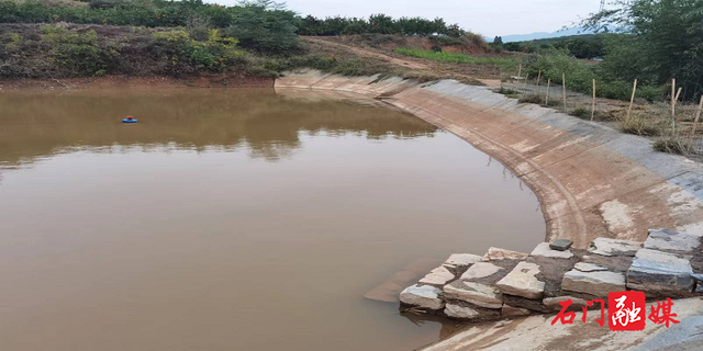 石门县新关镇开展堰塘整修大会战